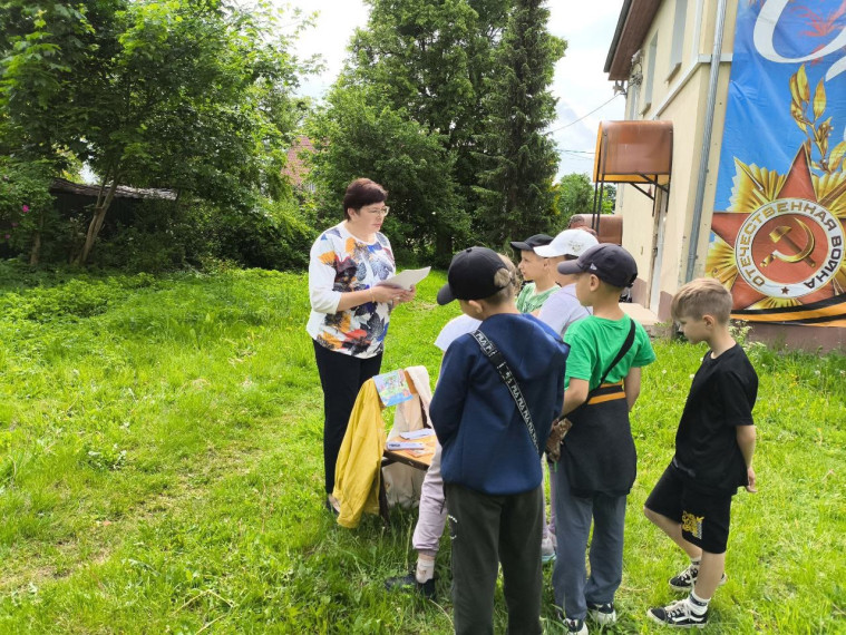 Третий отряд пришкольного лагеря п. Мельниково ездил сегодня в библиотеку п.Муромское..